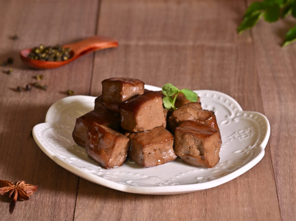 採用乾滷方式製作， 加入大紅袍及青花椒粒，一同翻炒入味