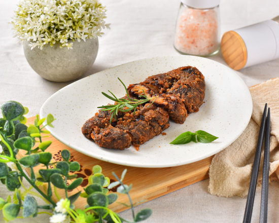 經過完整滷製，使用多種香料與調味，酥而不硬，帶微甜焦香