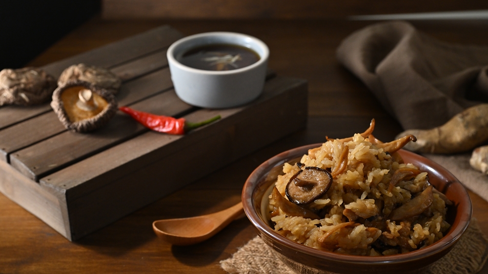 2025 素食溫補終極指南:擺脫手腳冰冷,為何「麻油料理」是關鍵?(附實用觀念與方便吃法) 冬令進補素食麻油油飯推薦